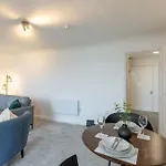 1 Bed Harbour-side Flat With Sea Views Διαμέρισμα *