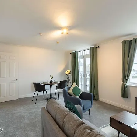 1 Bed Harbour-side Flat With Sea Views