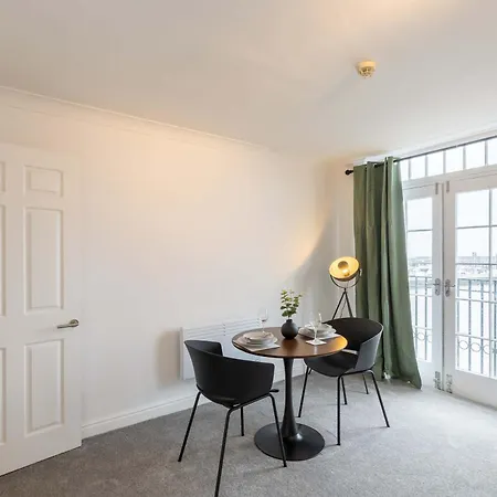 Apartment 1 Bed Harbour-side Flat With Sea Views