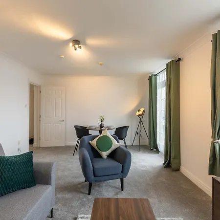 1 Bed Harbour-side Flat With Sea Views Apartment *