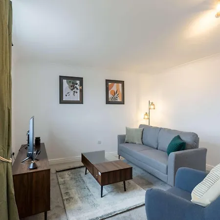 Apartment 1 Bed Harbour-side Flat With Sea Views *