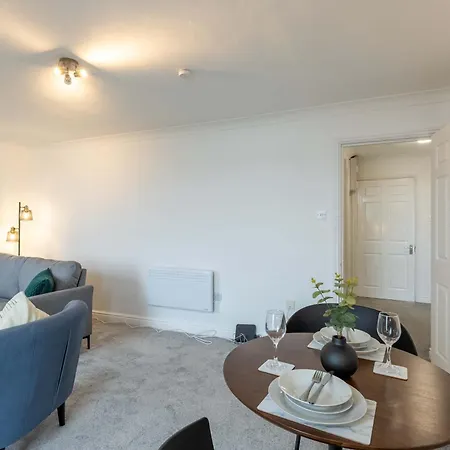 1 Bed Harbour-side Flat With Sea Views Apartment *