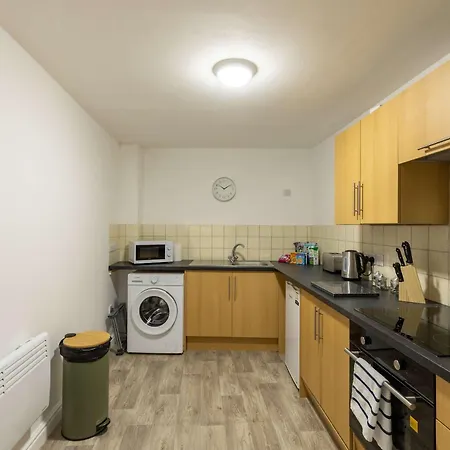 Apartment 1 Bed Harbour-side Flat With Sea Views