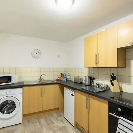 Apartment 1 Bed Harbour-side Flat With Sea Views *