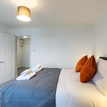 Apartment 1 Bed Harbour-side Flat With Sea Views