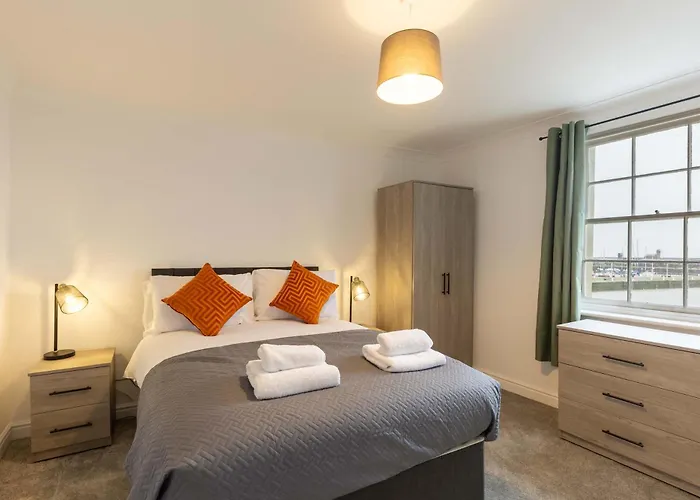 Apartment 1 Bed Harbour-side Flat With Sea Views *