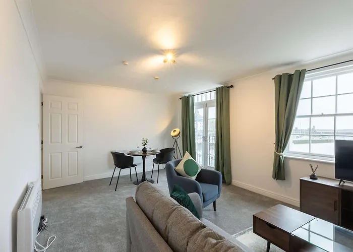 1 Bed Harbour-side Flat With Sea Views