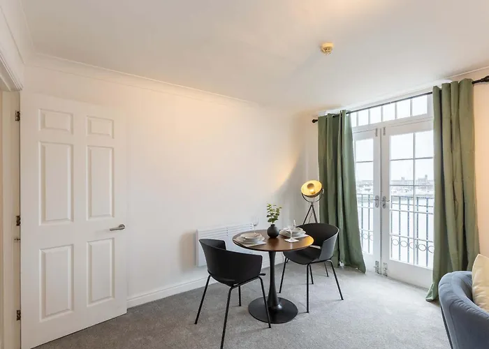 Apartment 1 Bed Harbour-side Flat With Sea Views