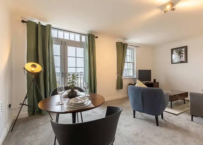 Apartment 1 Bed Harbour-side Flat With Sea Views *