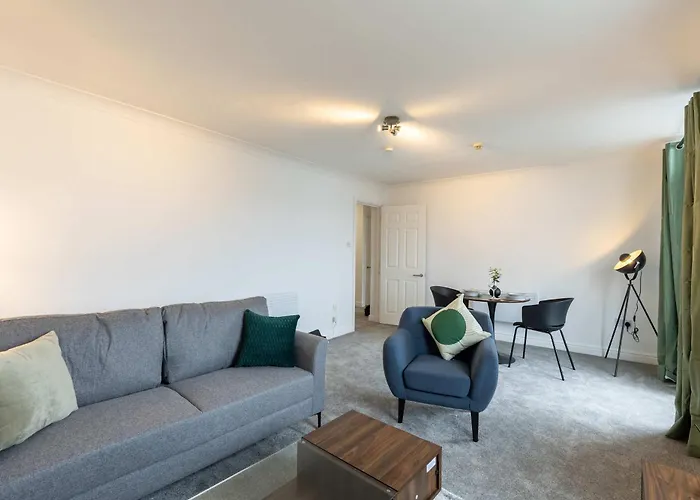 Apartment 1 Bed Harbour-side Flat With Sea Views