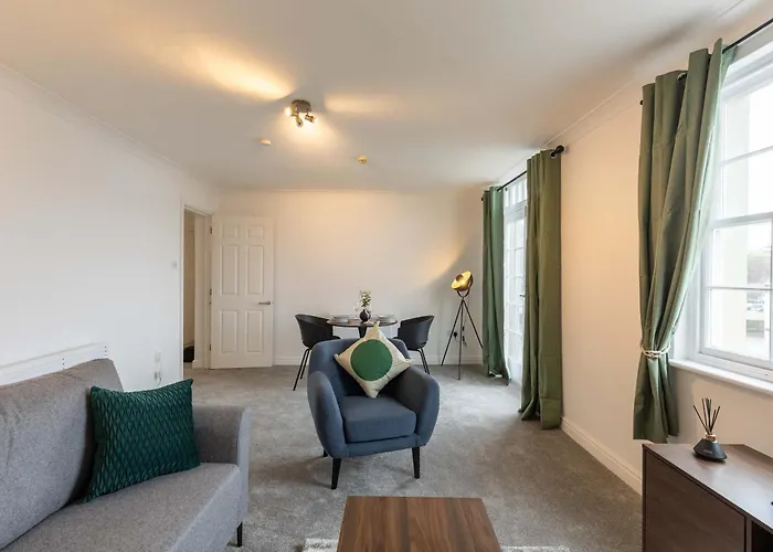 1 Bed Harbour-side Flat With Sea Views Apartment *