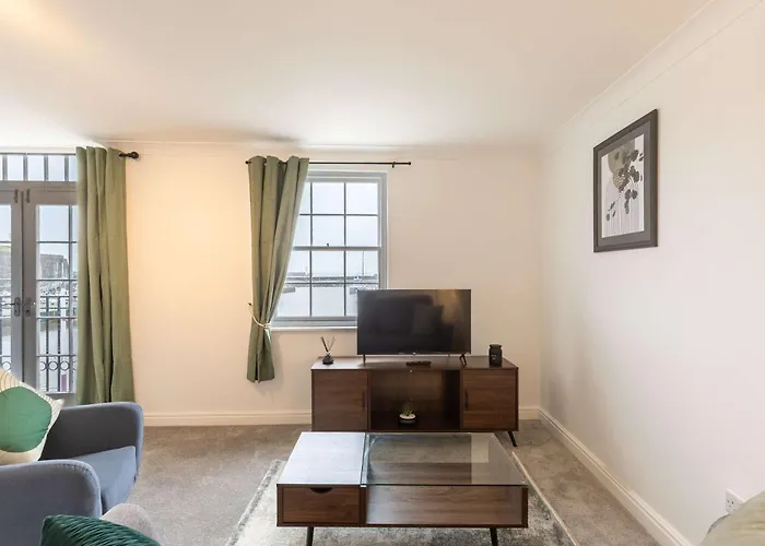 Apartment 1 Bed Harbour-side Flat With Sea Views