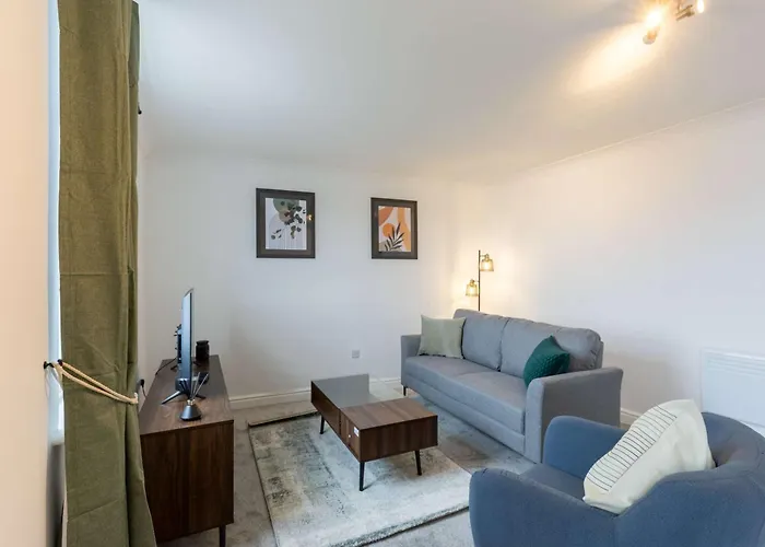 Apartment 1 Bed Harbour-side Flat With Sea Views *