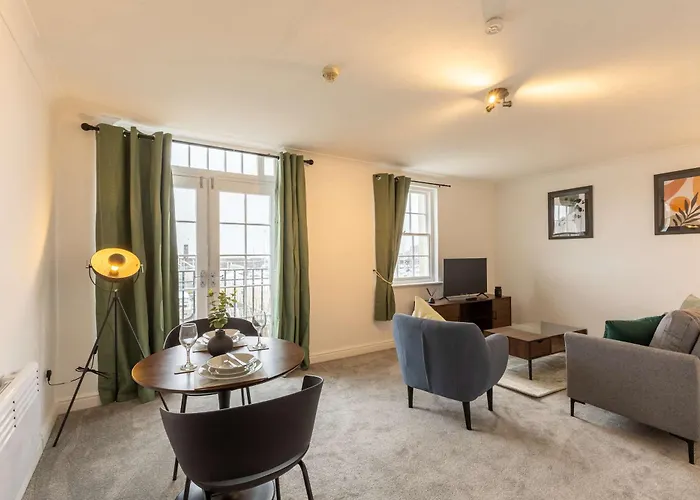 1 Bed Harbour-side Flat With Sea Views Apartment