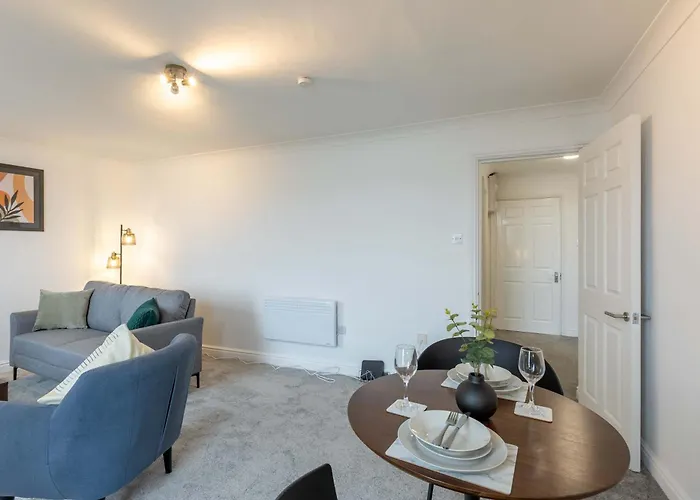 1 Bed Harbour-side Flat With Sea Views Apartment *