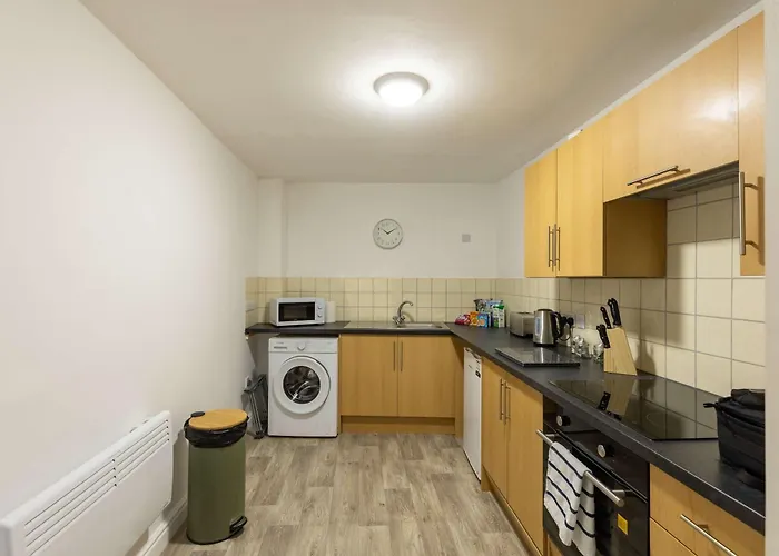 Apartment 1 Bed Harbour-side Flat With Sea Views