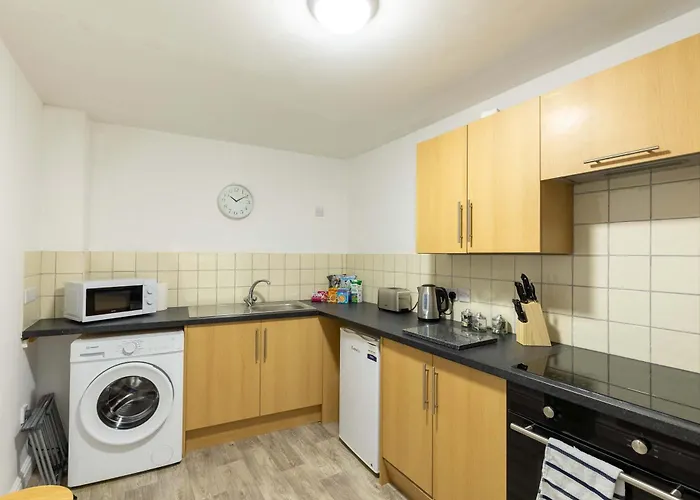 Apartment 1 Bed Harbour-side Flat With Sea Views *