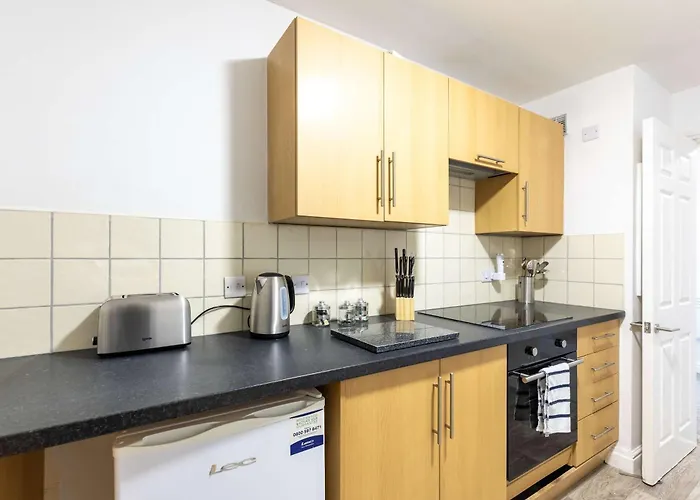 Apartment 1 Bed Harbour-side Flat With Sea Views *