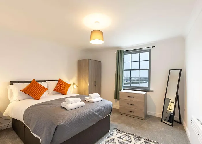 1 Bed Harbour-side Flat With Sea Views Apartment