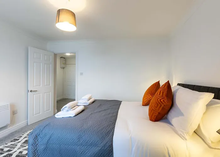 Apartment 1 Bed Harbour-side Flat With Sea Views